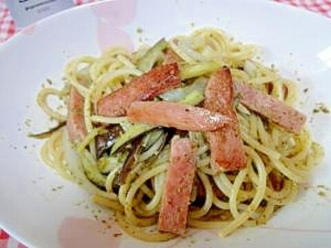 なすと玉ねぎとスパムのジェノベーゼ